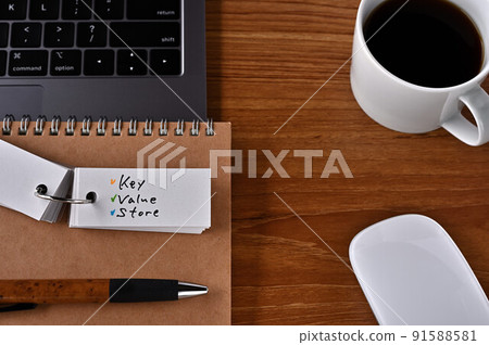 鍵值存儲：辦公桌上寫有 IT 術語的詞彙表 91588581