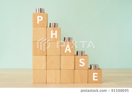 階段圖像 | 上面寫有“PHASE”的塊和硬幣 91588695