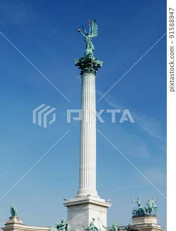 匈牙利布達佩斯世界遺產英雄廣場建國紀念廣場天使加百列柱 91588947
