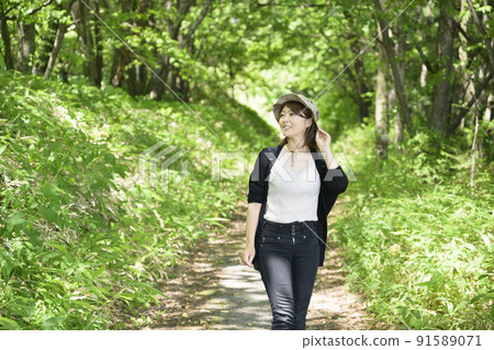 遠足在夏天高原,女性人 遠足在夏天高原,女性人 91589071