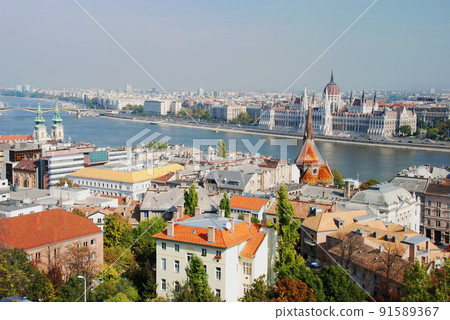 從世界遺產匈牙利布達佩斯的漁人堡看布達佩斯和佩斯的城市景觀 91589367