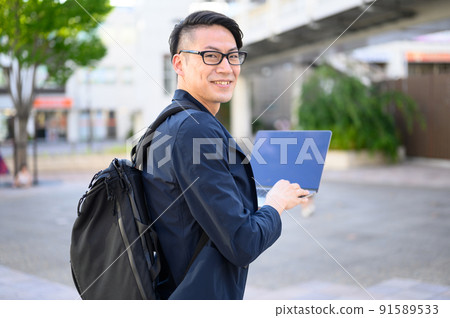 Looking back Male portrait business student 91589533