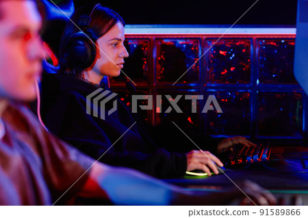 Female Gamer in Club Female Gamer in Club 91589866