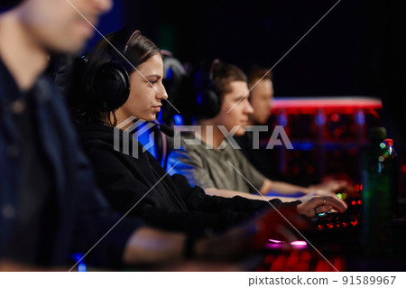 Team in eSports Tournament 91589967