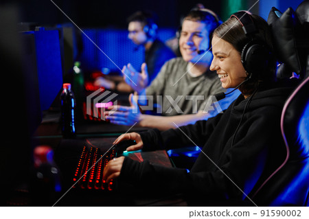 Female Gamer Side View 91590002