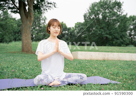 Park yoga meditation 91590300