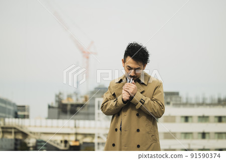 一個穿著風衣的大鬍子男人，看起來像一部警察劇 91590374