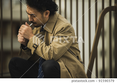 一個穿著風衣的大鬍子男人,看起來像一部警察劇 一個穿著風衣的大鬍子男人,看起來像一部警察劇 91590379