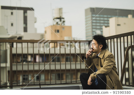 一個穿著風衣的大鬍子男人，看起來像一部警察劇 91590380