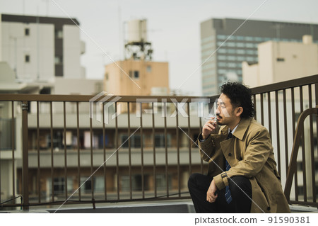 一個穿著風衣的大鬍子男人，看起來像一部警察劇 91590381