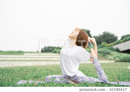公園瑜伽半鴿式 公園瑜伽半鴿式 91590417
