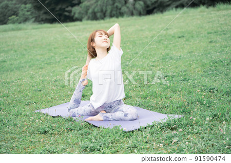 公園瑜伽半鴿式 91590474