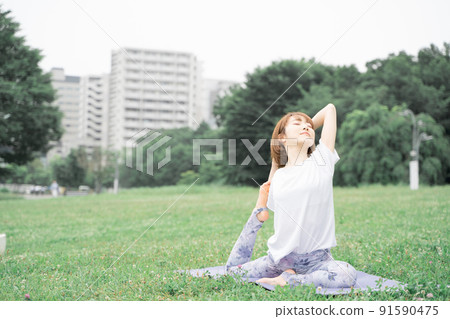 公園瑜伽半鴿式 公園瑜伽半鴿式 91590475