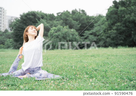 公園瑜伽半鴿式 91590476