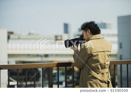 一個穿著風衣的大鬍子男人，看起來像一部警察劇 91590509