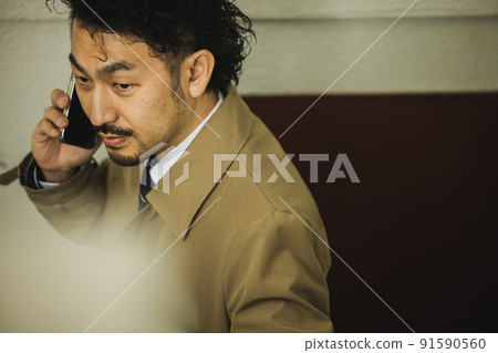 一個穿著風衣的大鬍子男人，看起來像一部警察劇 91590560