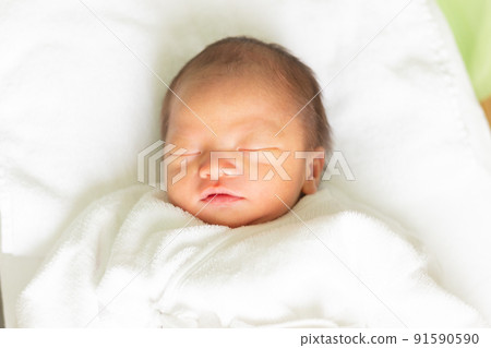 嬰兒睡在床上新生兒 91590590