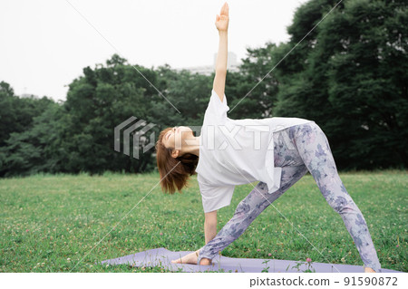 Park yoga triangle pose 91590872