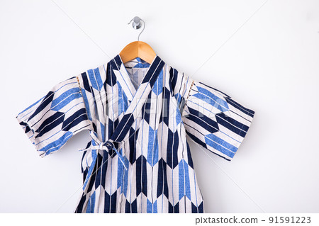 金杯，掛在白牆上的孩子，和服 91591223