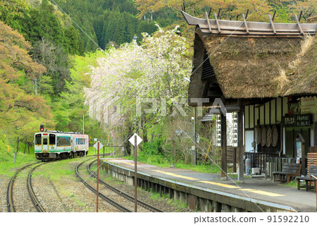Yunokami Onsen Station, Aizu Railway with a thatched roof, Minamiaizu Shimogo Town, Fukushima Prefecture 91592210