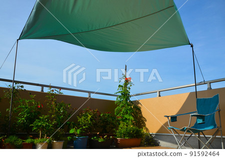 Set up a shade on the roof balcony and put out a folding chair to feel like camping Set up a shade on the roof balcony and put out a folding chair to feel like camping 91592464