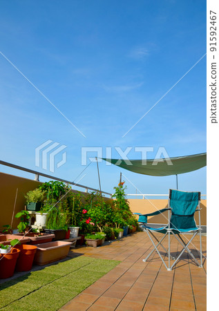 陽光明媚的假期：屋頂陽台上的露營感覺 91592467