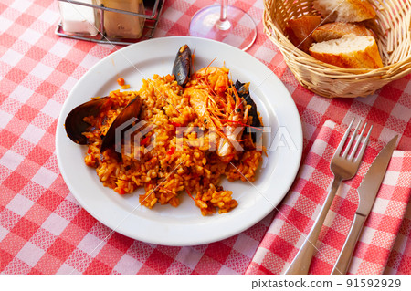 Spainsh dish seafood paella with rice, shrimps and mussels 91592929