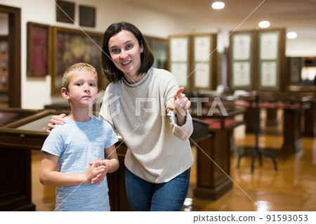 Family visiting historical museum Family visiting historical museum 91593053