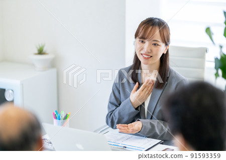 一位女士以友好的態度傾聽一對老年夫婦的諮詢。 一位女士以友好的態度傾聽一對老年夫婦的諮詢。 91593359