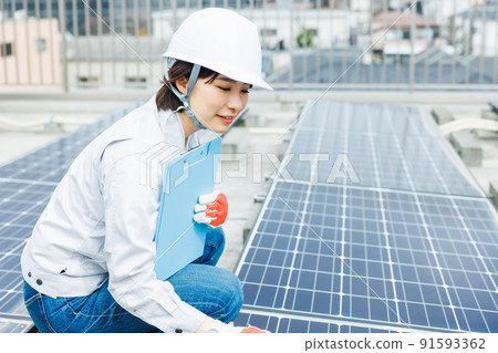 檢查太陽能電池板的女工 91593362