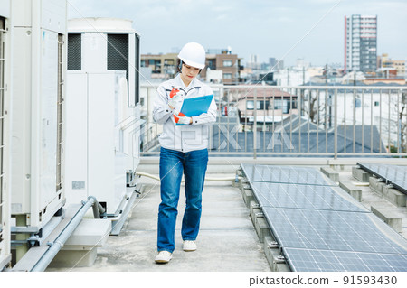 檢查和維護室外機的女工 91593430