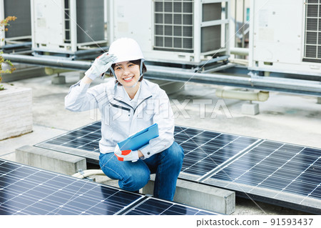 檢查太陽能電池板的女工 91593437