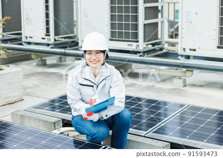檢查太陽能電池板的女工 檢查太陽能電池板的女工 91593473