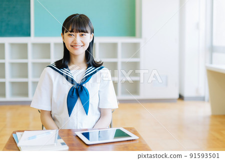 坐在教室裡的高中生 91593501