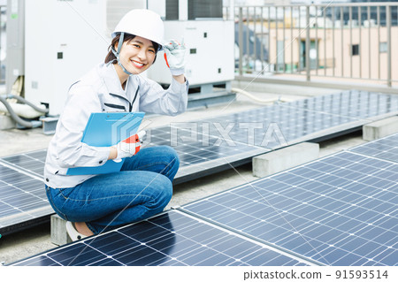 檢查太陽能電池板的女工 91593514