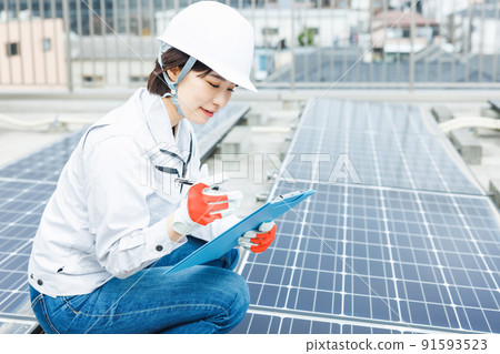 檢查太陽能電池板的女工 檢查太陽能電池板的女工 91593523