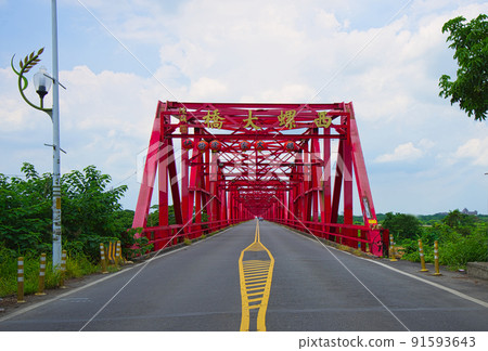 The Xiluo Bridge is a red steel bridge with concrete piers. 91593643