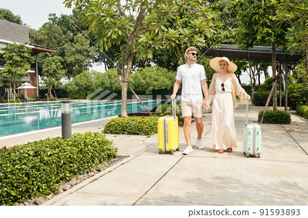 Couple Arriving At Hotel Couple Arriving At Hotel 91593893
