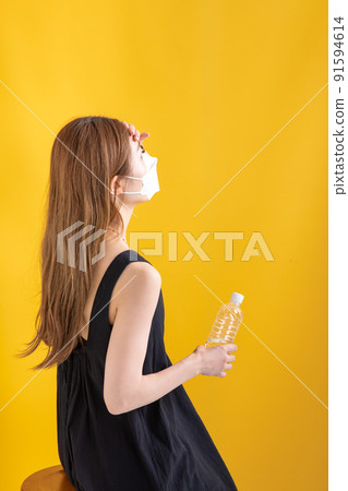 夏天女人戴著面具讓她看起來很熱 91594614