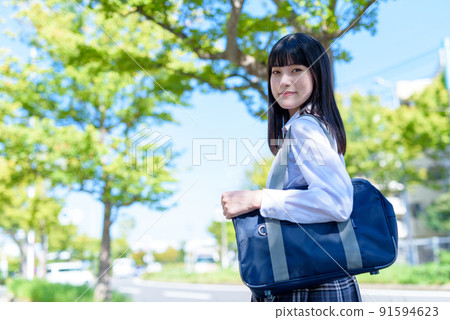 一個微笑的女高中生在從高速公路回來的路上回首,上學,上學,上學,未來的課程,藍天,綠樹成蔭的道路 一個微笑的女高中生在從高速公路回來的路上回首,上學,上學,上學,未來的課程,藍天,綠樹成蔭的道路 91594623
