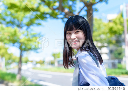 一個微笑的女高中生在從高速公路回來的路上回首,上學,上學,上學,未來的課程,藍天,綠樹成蔭的道路 一個微笑的女高中生在從高速公路回來的路上回首,上學,上學,上學,未來的課程,藍天,綠樹成蔭的道路 91594640