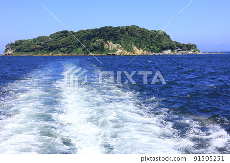 Scenery of Sarushima seen from a ship Scenery of Sarushima seen from a ship 91595251