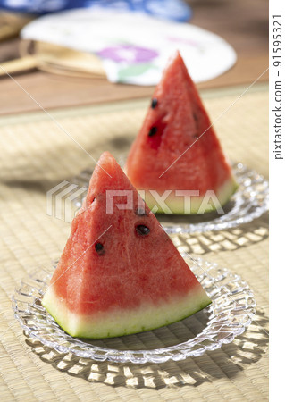 日式房間的榻榻米上的西瓜和內和，這是日本夏季的傳統 91595321