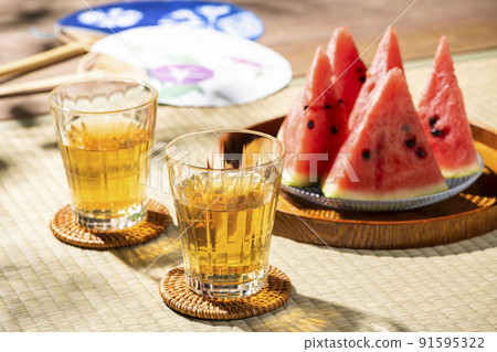 日式房間榻榻米上的大麥茶和西瓜，日本夏日風景 91595322