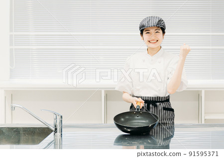 在煎鍋裡做飯的女人（廚師/廚師） 91595371