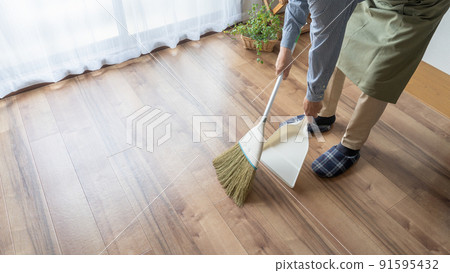 Man in an apron | Flooring sweeping 91595432