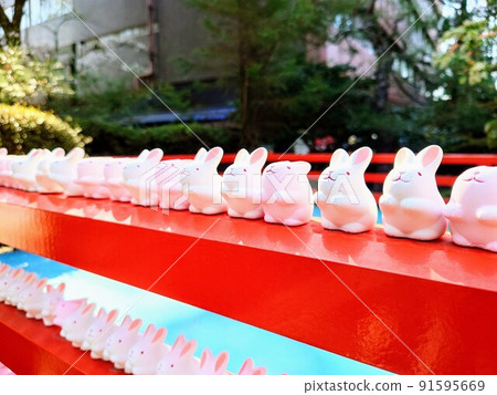 京都岡崎神社(東天王)第二階段的兔子財富 京都岡崎神社(東天王)第二階段的兔子財富 91595669