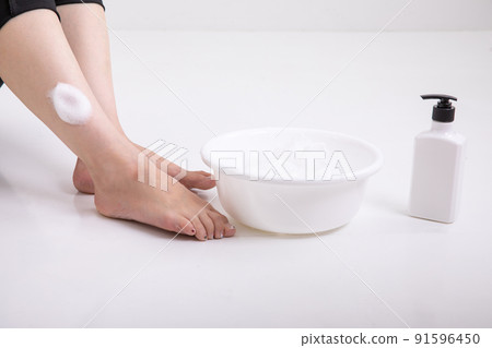 Women's feet washing their bodies 91596450