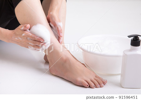 Women's feet washing their bodies 91596451