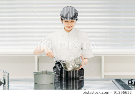 Japanese woman of pastry chef and confectionery hygiene 91596632